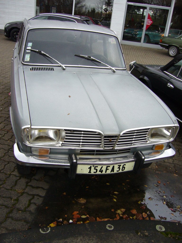 Renault 16TL. 1965 - 1980. Der R16 wurde 1969 vorgestellt und mit einigen Facelifts und technischen Vernderungen bis 1980 produziert. Der R 16TL hatte einen 4-Zylinderreihenmotor mit 1.565 cm mit 65 PS. Der abgelichtete R16 ist im franzsischen Department Indr/Zentralfrankreich zugelassen. Dsseldorf am 04.12.2011.