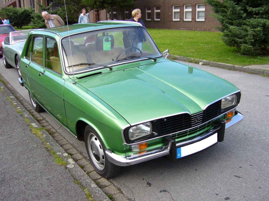 Renault 16TL. Der R16 wurde 1965 auf dem Genfer Salon vorgestellt. Er blieb mit kleinen Retuschen bis 1980 im Programm. Hier wurde ein R16 TL abgelichtet, der ab 1974 gebaut sein mte, da er den schwarzen Kunststoffkhlergrill trgt. Gem Farbkarte sollte sich die Lackierung Borneo grn metallic nennen. Oldtimertreffen Kokerei Zollverein.