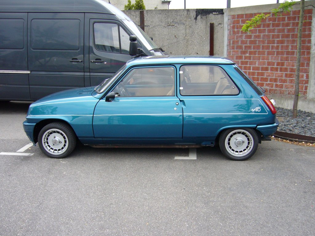 Renault 5 Alpine. 1976-1982. 93 PS und 840 kg Gewicht, das war Fahrspa pur. Der sportliche Flitzer wurde ca. 70.000 mal verkauft. Besucherparkplatz des Dsseldorfer Meilenwerkes.