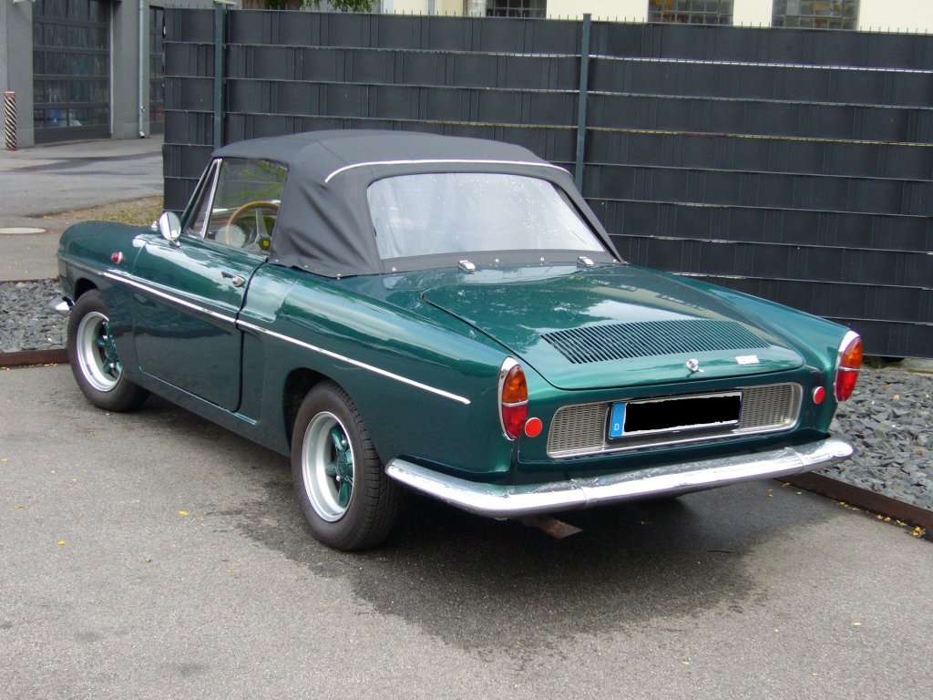Renault Caravelle Cabrio. 1961-1968. Der Wagen wurde bereits 1958 vorgestellt, hie aber bis 1961 Floride. Das abgelichtete Fahrzeug ist mit Felgen des Alpine A110 versehen. Besucherparkplatz des Dsseldorfer Meilenwerkes.