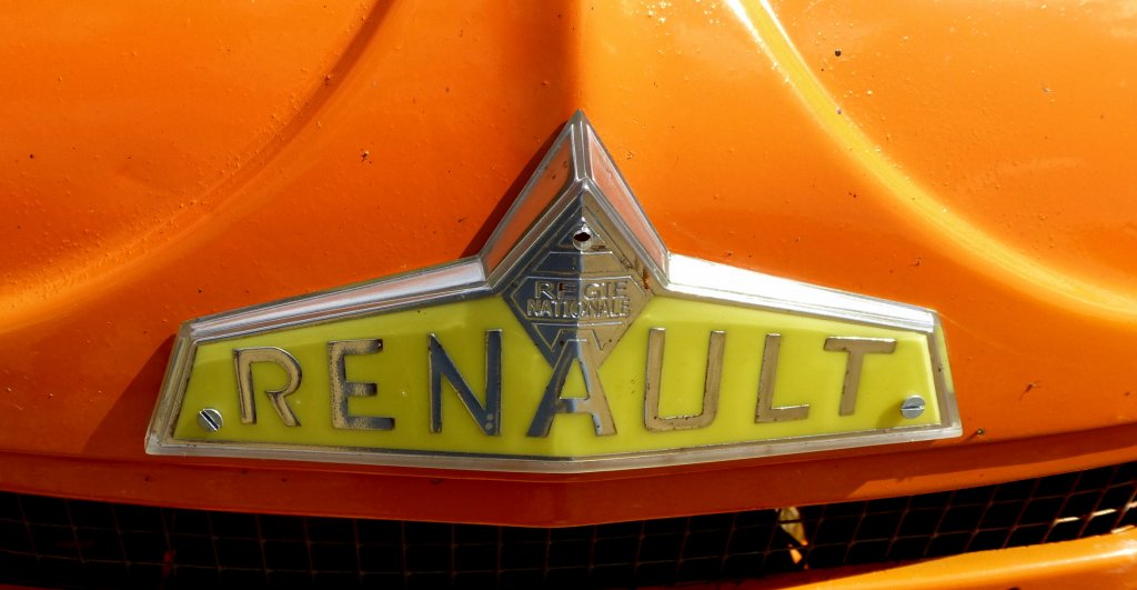 Renault, Khleremblem an einem Oldtimer-Traktor, Aug.2013