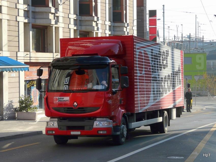 Renault Lastwagen unterwegs in der Stadt Genf am 11.12.2009