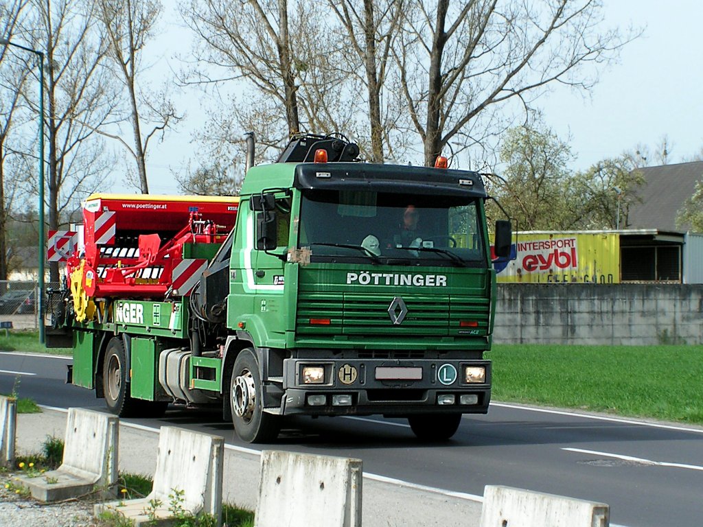 RENAULT mit Hydraulikkran karrt eine Smaschine zu einem Landmaschinenhndler;110408