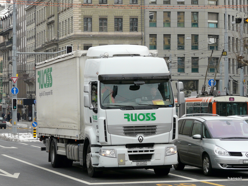 Renault mit Pritschenaufbau unterwegs in der Stadt Genf am 14.02.2013