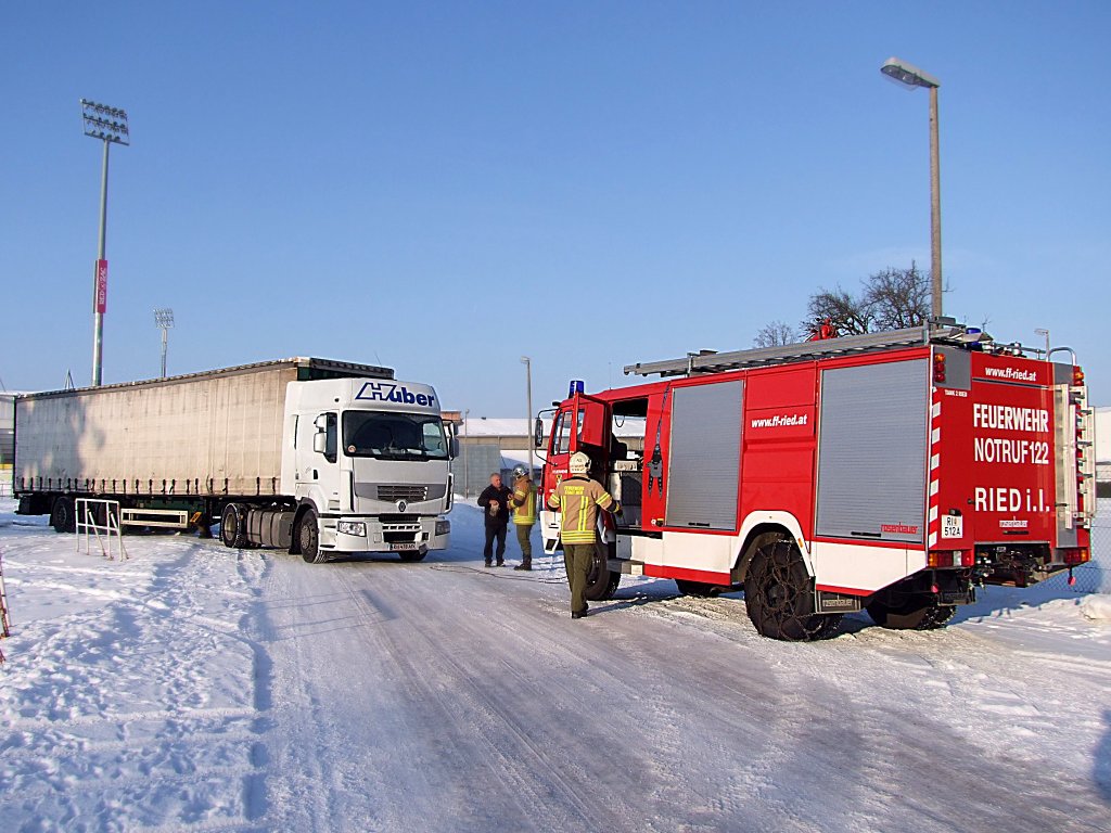RENAULT-PREMIUM440 hatte sich am Schneebedeckten Parkplatz festgefahren, und bentigte  Schtzenhilfe  mittels Seilwinde von der Feuerwehr;110105