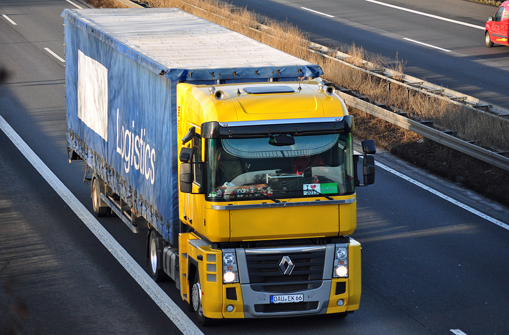 Renault Pritschenauflieger auf der A61 bei Rheinbach - 10.01.2011
