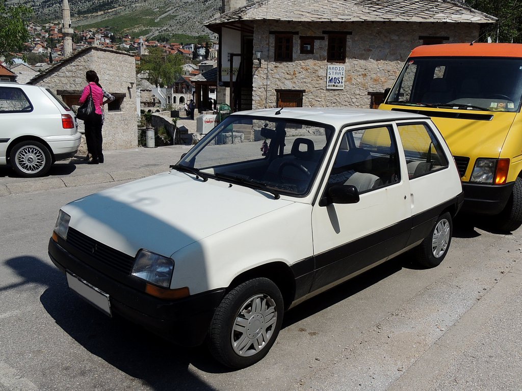 Renault-R5 hat in Mostar einen Parkplatz ergattert; 130424