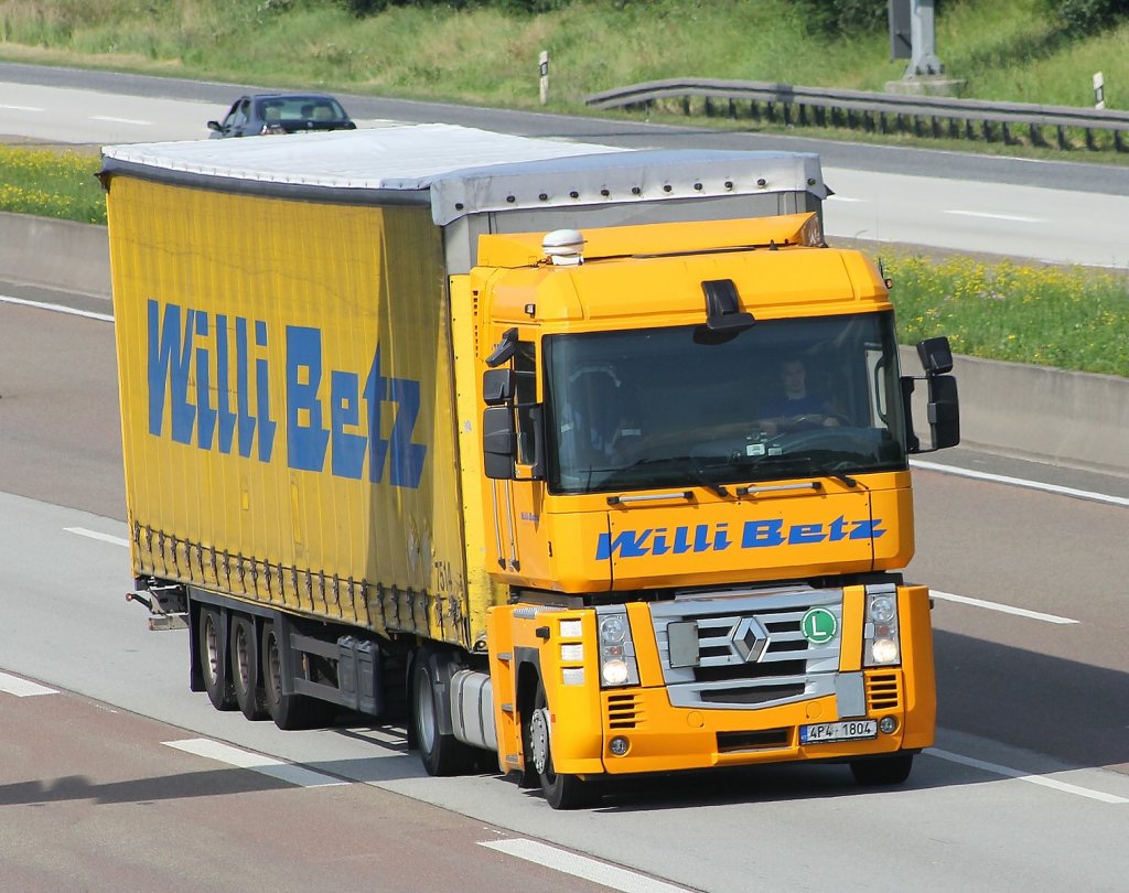 Renault-Sattelzug aufgenommen am 02.07.2013 auf der A5 beim Flughafen Frankfurt.