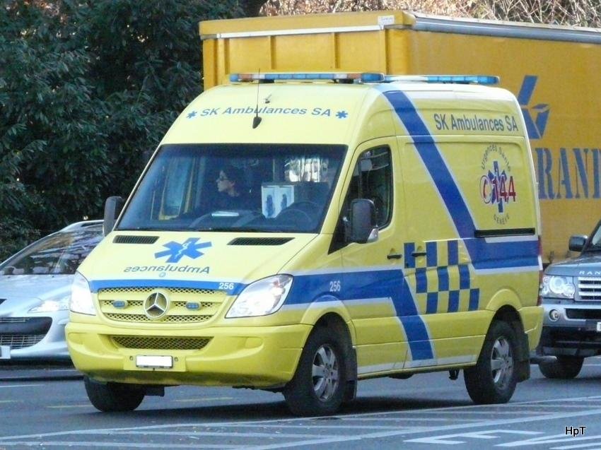 Rettungswagen Mercedes 316 der Stadt Genf unterwegs am 11.12.2009