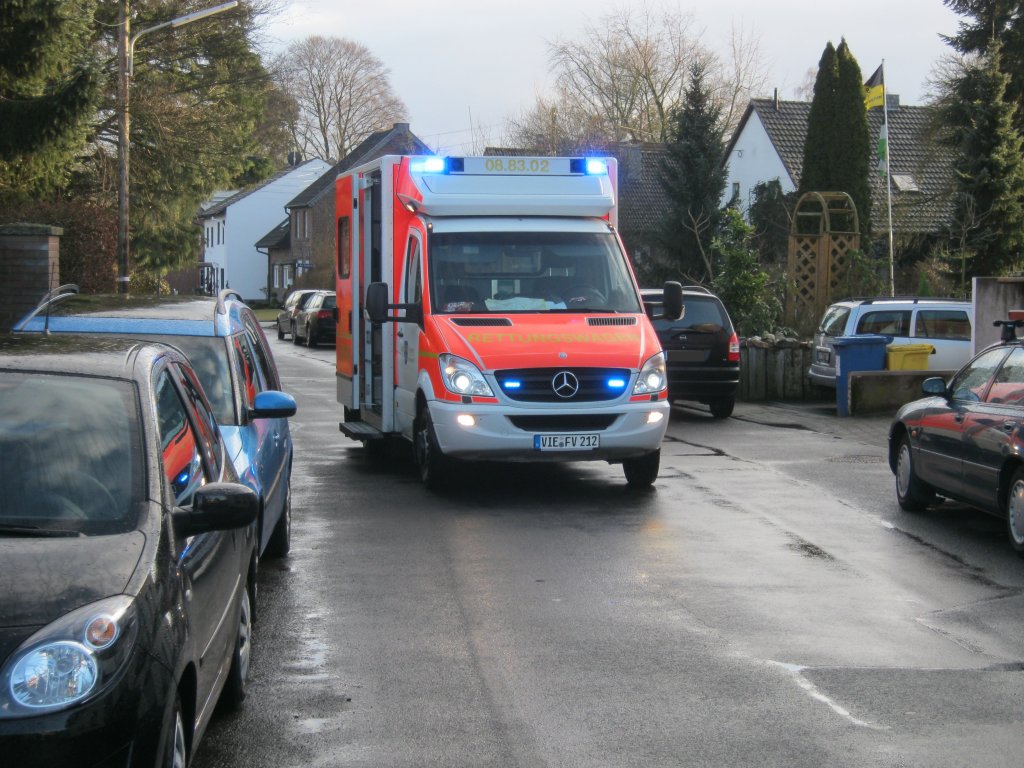 	
Rettungswagen (RTW) der Feuerwehr-Rettungswache Viersen, auf Basis eines Mercedes-Benz Sprinter 518 CDI und dem medizinischen Kofferauf- und ausbau durch die Firma Fahrtec.

Das Fahrzeug wird an der Feuer- und Rettungswache Viersen im 24-Stunden Betrieb eingesetzt.

Der RTW ist am 19.2.12 in Nettetal aufgenommen worden