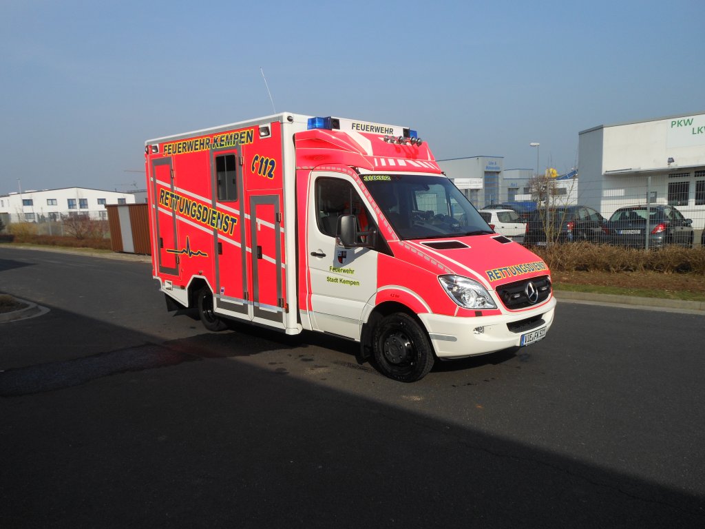 	
Rettungswagen (RTW) der Freiwilligen Feuerwehr der Stadt Kempen.

Technische Daten:

Mercedes-Benz Sprinter 519 CDi
Ausbau durch die Firma GSF
Automatikgetriebe

Der RTW ist am 16.5.12 in Kempen bei der Rettungswache aufgenommen worden