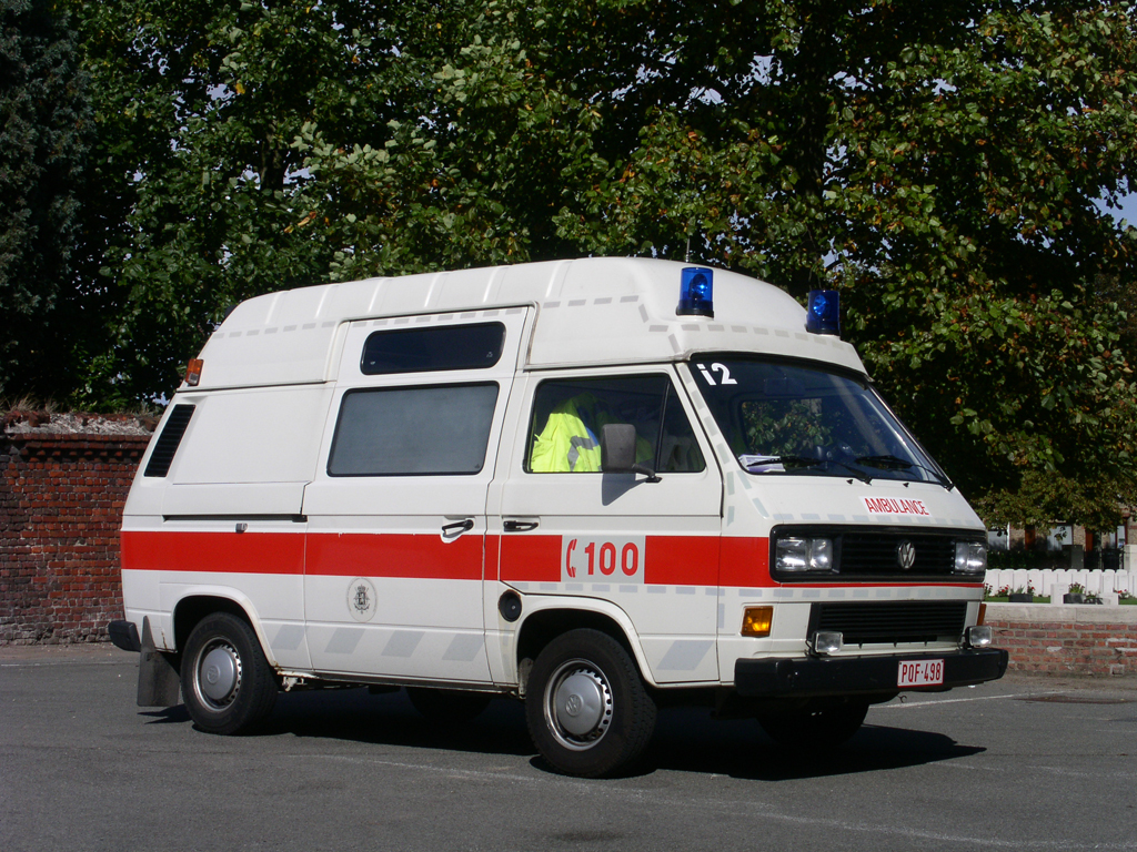 Rettungswagen Volkswagen Transporter Inneneinrichtung Van Muylder der Feuerwehr Ieper, Aufnahme am 30.09.2006 