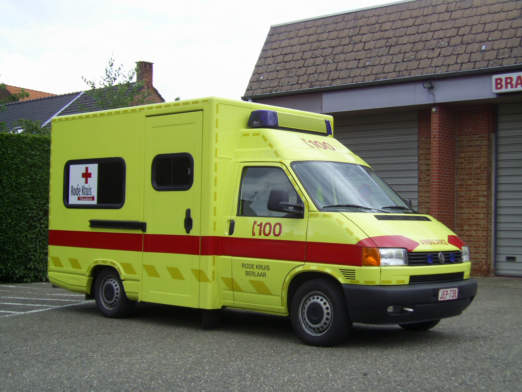 Rettungswagen Volkswagen Transporter mik RKB Kofferaufbau von Rode Kruis Berlaar, aufgenommen 07.07.2007 in Herenthout