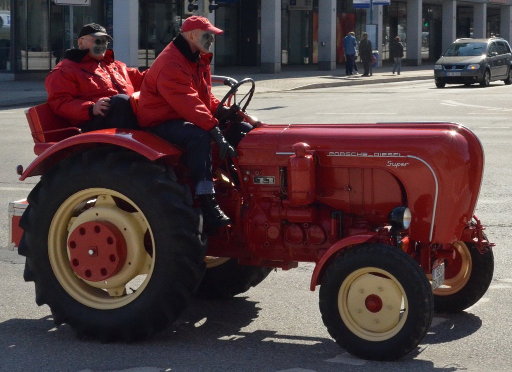Roter Porsche Oldtimer-Traktor in Lbeck am 27.04.2013