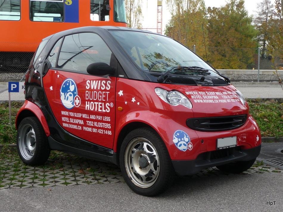 Roter Smart mit Werbung in SMART Center in Schnbhl am 28.10.2009