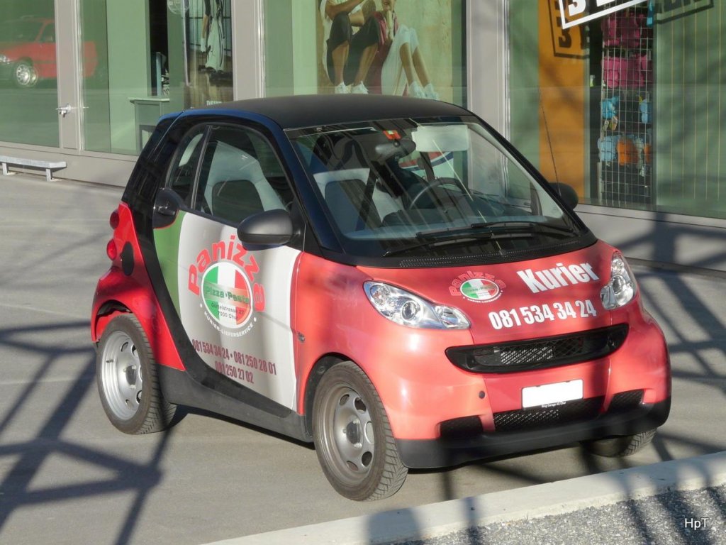 Roter Smart mit Werbung in der Stadt Chur am 07.04.2010