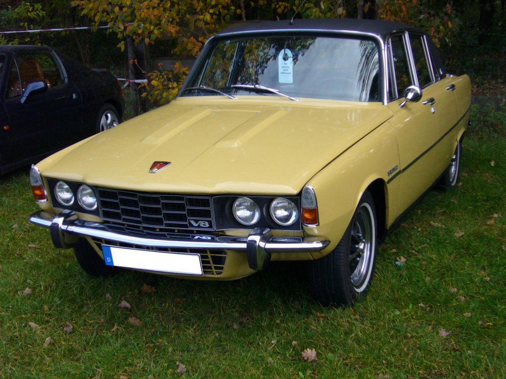 Rover P6 3500. 1963 - 1977. Die P6 Modelle wurden im Werk Solihull/West Midlands produziert. Der 3500 war das Spitzenmodell dieser Baureihe und wurde von einem Buick V8-motor mit 3.528 cm  befeuert , der164 PS leistet. Das Modell war grundstzlich mit einem Automaticgetriebe ausgestattet. Oldtimertreffen Marlam 30.10.2011.