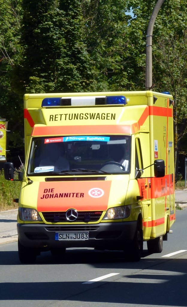 RTW Johanniter im Einsatz der Thüringen - Rundfahrt in Zeulenroda. Foto 21.07.13  