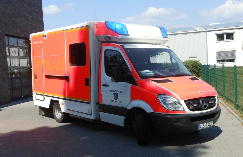 RTW der Rettungswache Nettetal Der RTW steht Rettungswache Nettetal-Kaldenkirchnen und ist eine Blaulicht Aufnahme,und ist am 28,05.2012 Aufgenommen worden