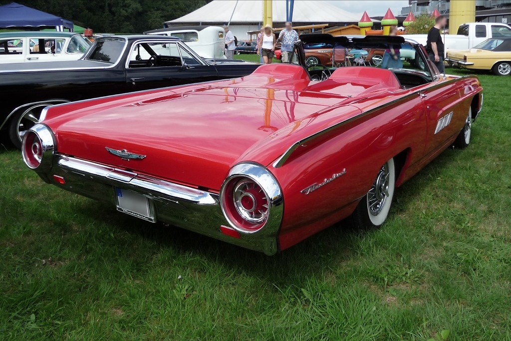 Rckansicht des Ford Thunderbird der dritten Generation, gebaut 1961-1963, auf der US-Car-Show in Grefrath im August 2010.