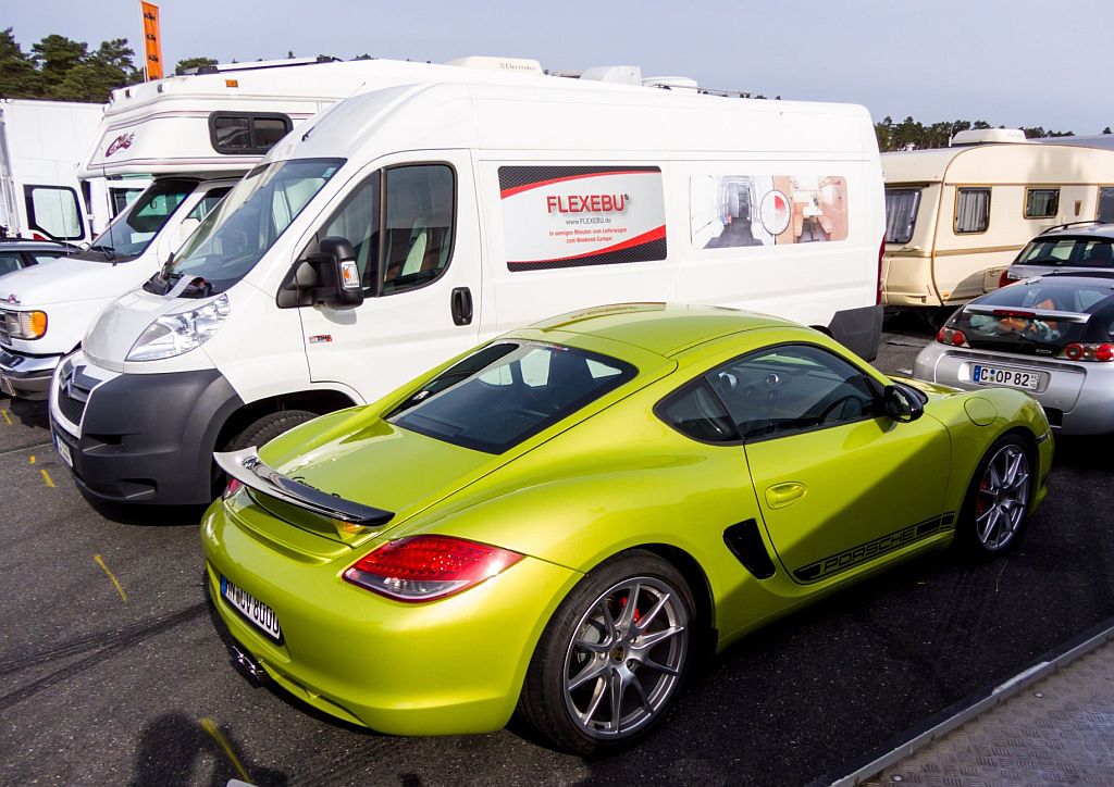 Rückansicht: Porsche Cayman  Peridot Green , Parkplatz des Hockenheimring am 13.10.2013