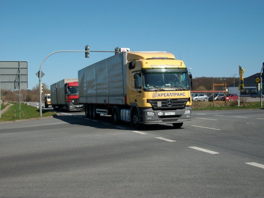 Russischer Mercedes-Sattelzug berquerte am 15.April 2010 eine Kreuzung bei Bergen/Rgen.