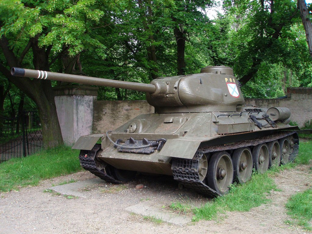 Russischer T34/85 Panzer am Militrmuseum Smecno in 14.6.2008.
Markierung ROA (POA)ist Russkaja oswoboditelnaja armija - Russische Befreiungsarmee (Wehrmacht).