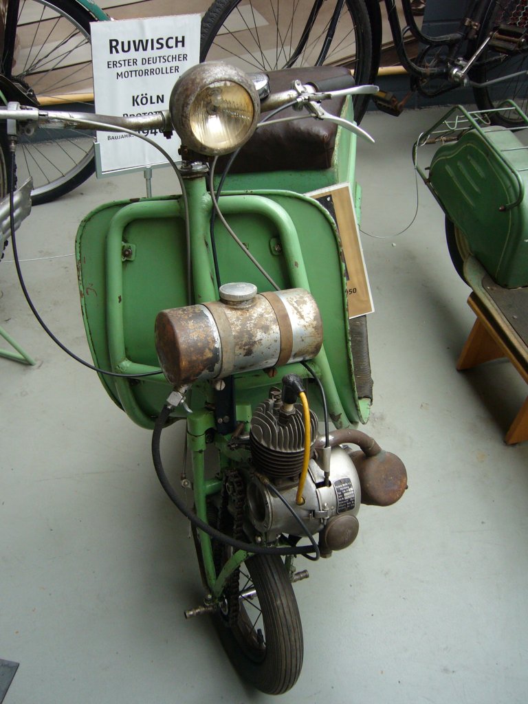 Ruwisch Motorroller. 1947 -1959. Die Karl Ruwisch Maschinenfabrik in Kln-Ehrenfeld stellte dieses Modell in Kleinserien her. Vermutlich war dies der erste deutsche Motorroller. Der Roller wurde von einem 38 cm Victoria-Zweitaktmotor angetrieben. Meilenwerk Dsseldorf.