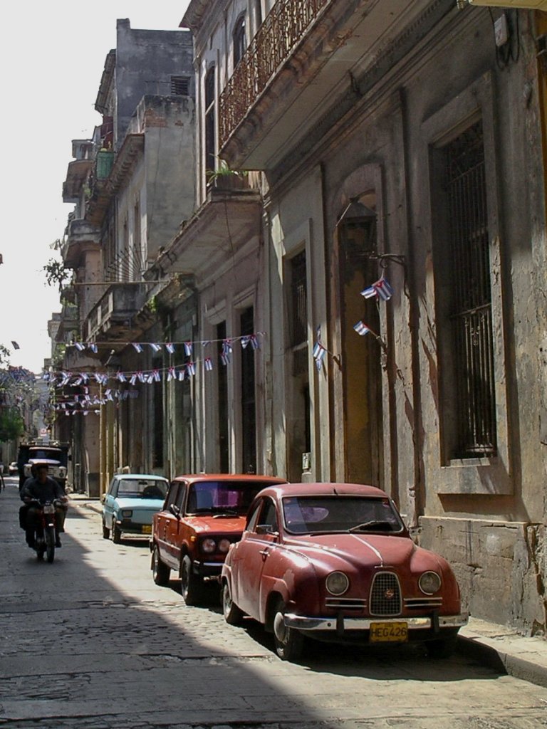 Saab 93 B in der Altstadt von Havanna. Er hat eine ungeteilte Frontscheibe, aber immer noch hinten angeschlagene Tren und stammt aus den Baujahren 1957-1959.
Eine typische Straenszene: Hinter diesem Zweitakt-Oldtimer sind ein Lada 1500 und ein Polski-Fiat 126 zu sehen. Im Hintergrund fhrt ein ZIL-LKW sowjetischer Herkunft.

Habana, Kuba
09-2003