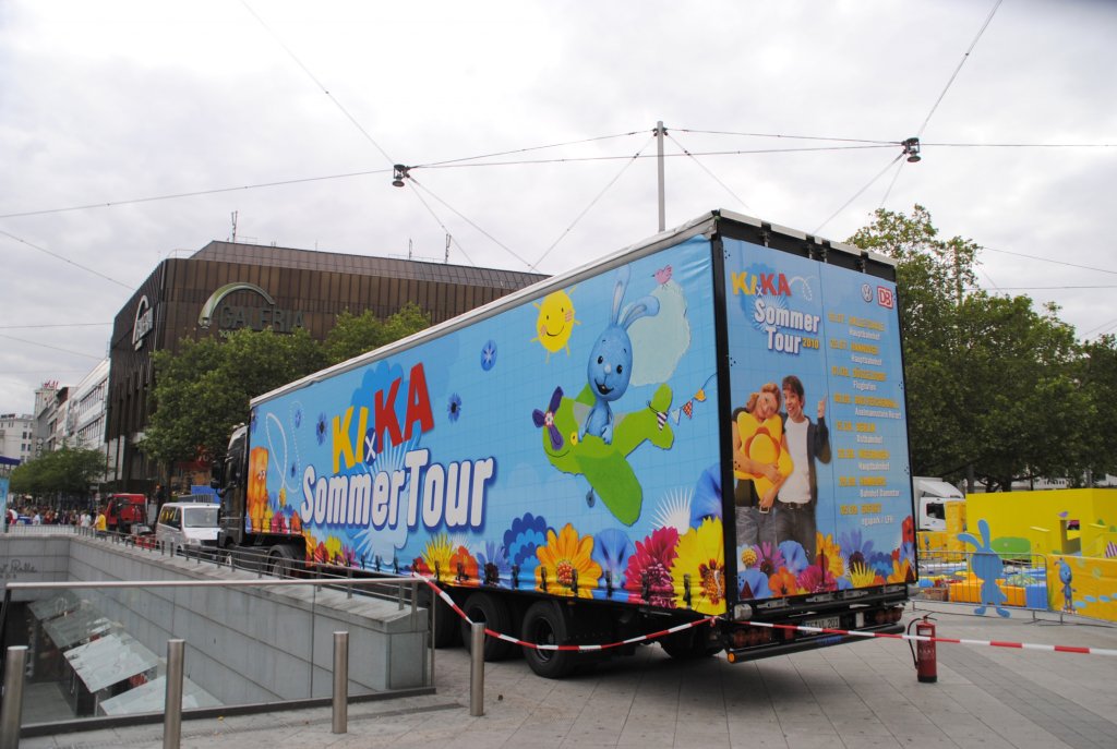 Sattelauflieger, mit Werbung KIKA Sommertour 10 im Hannover HBF am 24.07.10.
