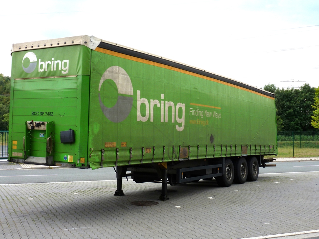 Sattelauflierg der bring Logistic abgestellt in Herten am 11082013