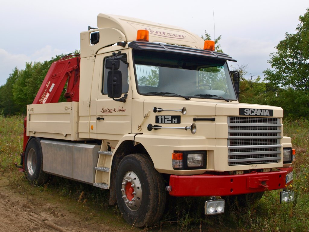 Scania 112H Schaustellerzugmaschine mit Atlas-Kran am 22.08.2010 am Aachener Westbahnhof.
