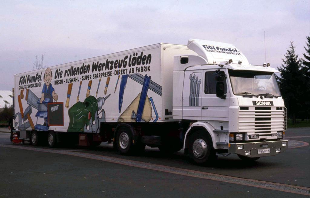 Scania 113 M mit Sattelauflieger  Werkzeugladen .
Kaum zu glauben, dass diese Aufnahme schon 25. Jahre alt ist.
Hasbergen am 22.5.1988.