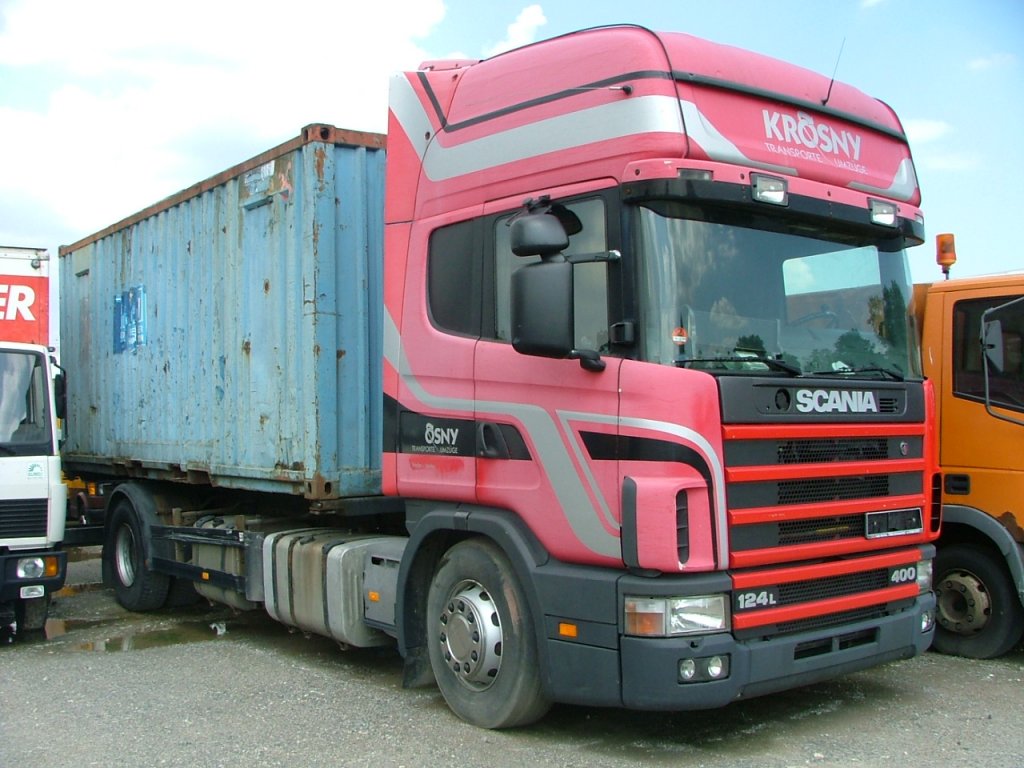 Scania 124 Containerlkw wartet auf Export; 280510