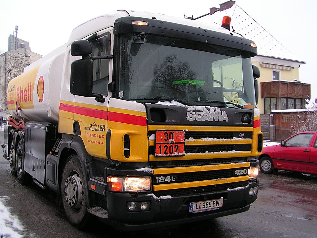 SCANIA-124L-420 ist mit einer Lieferung Heizl am Bahnhof Ried i.I. vorgefahren;091221