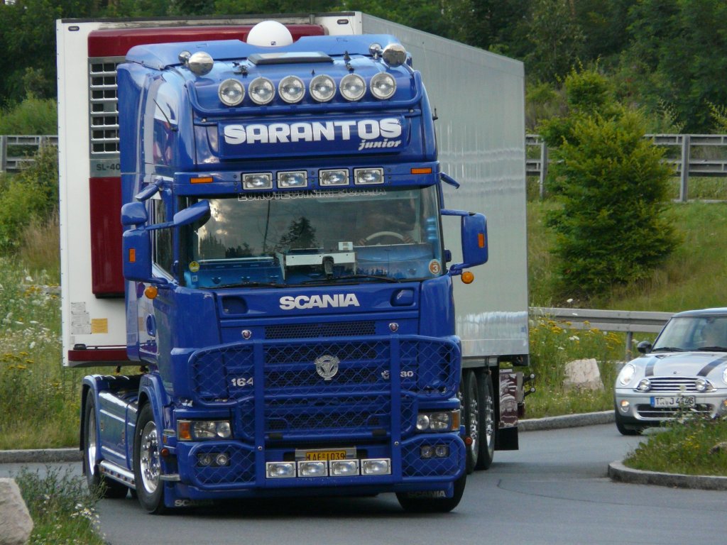 Scania 164L 580  Sarantos  mit Khlauflieger aus Griechenland auf der Suche nach einem Parkplatz auf der Rastanlage Kammersteiner Land an der A6, 08.07.2011