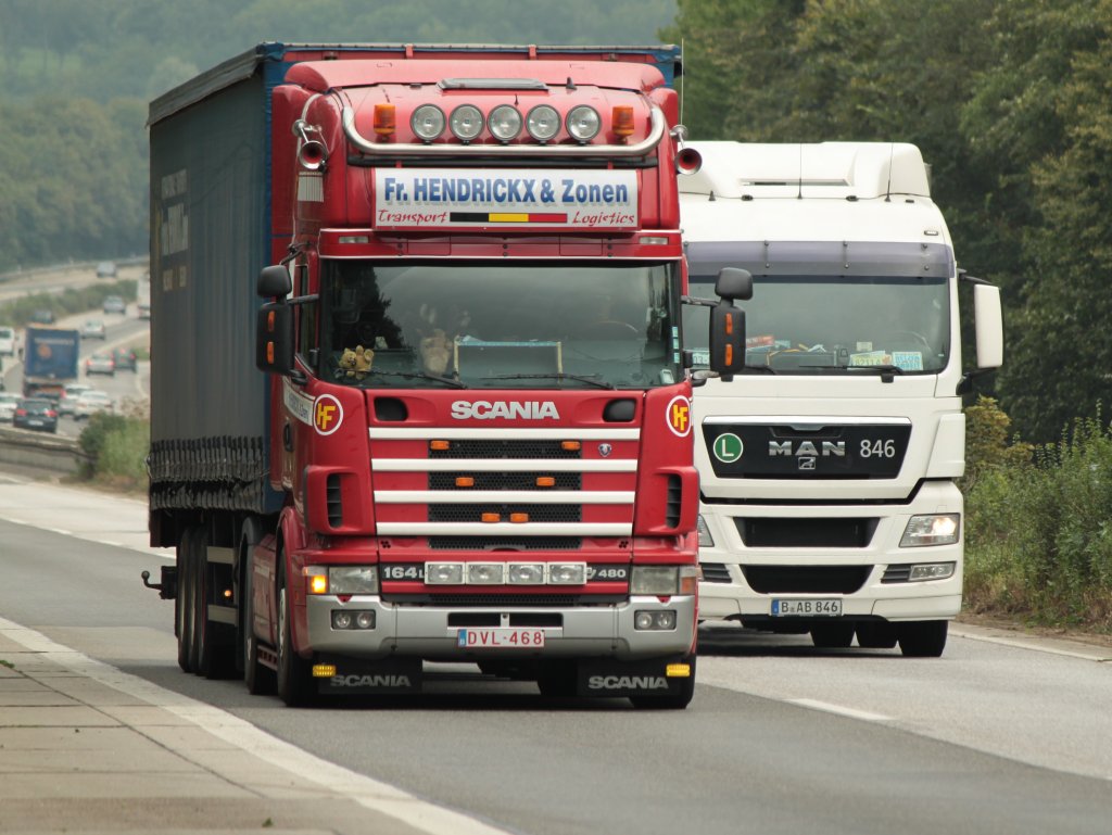 Scania 164L mit Sattelauflieger wird von einem MAN Sattelzug berholt. Gesehen am 26.07.2011 auf der A4 kurz vor der Niederlndischen Grenze.