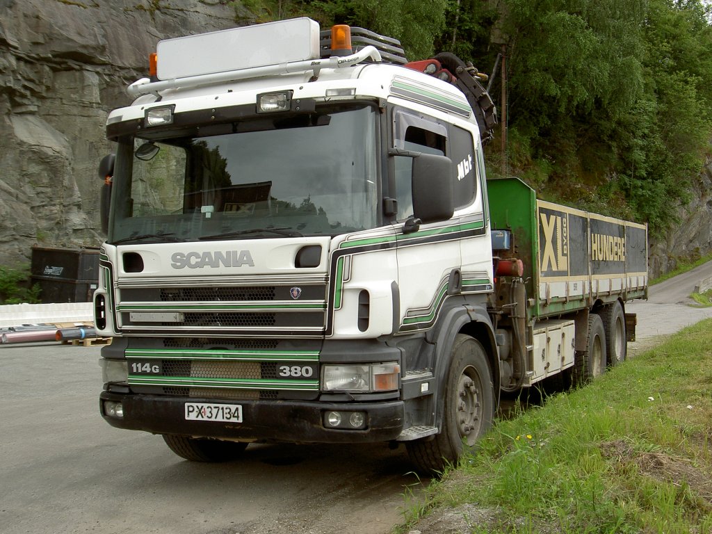 Scania 380 vor einem Baugeschft in Sogndal, Norwegen (27.06.2013)