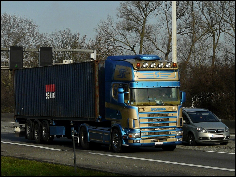 SCANIA 480 164 L mit scheinbar leerem Container auf der Autobahn unterwegs,(nur die mittleren Rder der drei hintern Achsen sind am Boden), aufgenommen am 11.03.2011.
