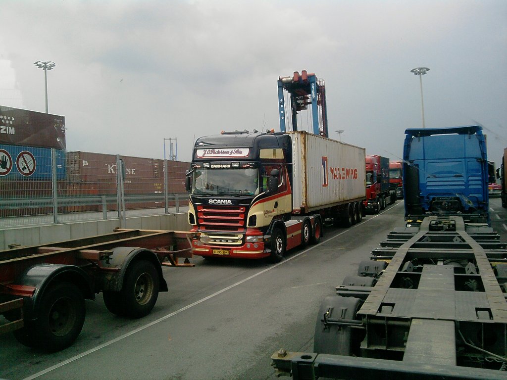 Scania 6x6 Topline 5er R540 V8 mit Container, am Hamburger Hafen.