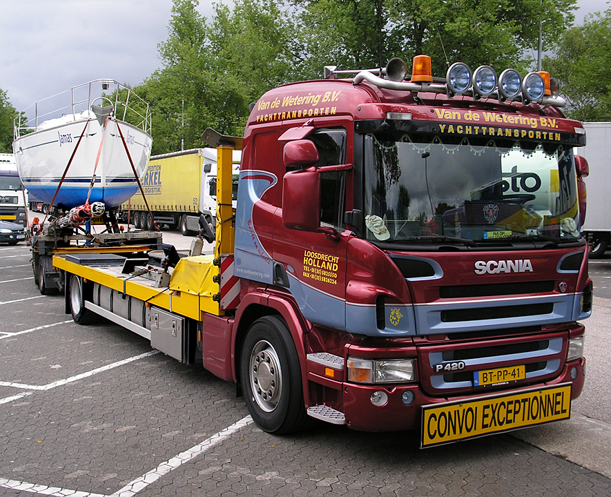 ..SCANIA P 420 -  Yacht-Transport von Loosdrecht/Holland - gesehen am 26.7.10 