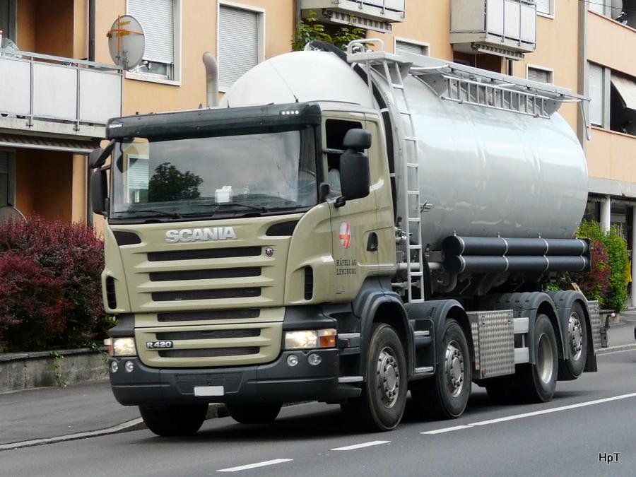 Scania R 420 mit Siloaufbau unterwegs in der Stadt Biel am 21.05.2010