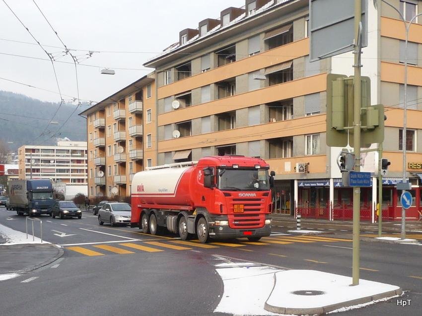 Scania R 420 Tanklastwagen unterwegs in Nidau am 18.12.2009