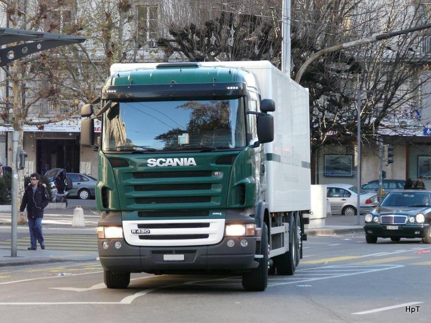 Scania R 420 unterwegs in der Stadt genf am 11.12.2009