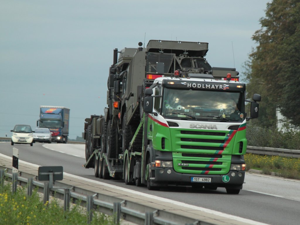 Scania R420 Autotransporter mit zwei Militr MAN Lkw auf den Ladeflchen am 20.09.2011 auf der A4 kurz hinter dem Aachener Kreuz in Richtung Niederlande.