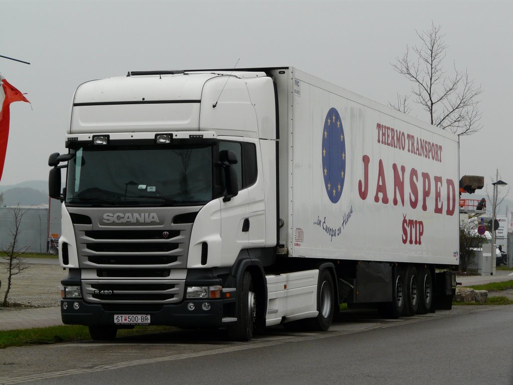 Scania R420 mit Khlauflieger von  JANSPED  aus Mazedonien abgestellt in einem Industriegebiet in Crailsheim, 15.04.2012 