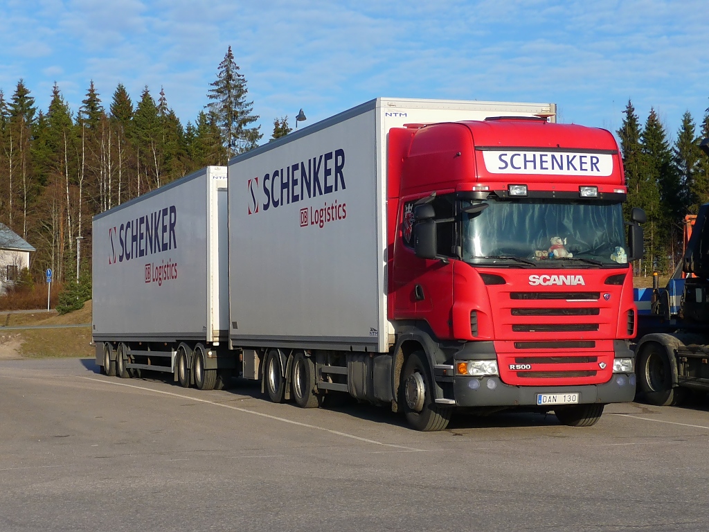Scania R500  Gigaliner  in Riihimäki, 28.4.13 

Während in Deutschland noch diskutiert und probiert wird, laufen in Finnland diese XXL-Lkw längst im Regelbetrieb, und haben gefühlt einen Anteil von 50% im Fernverkehr.
