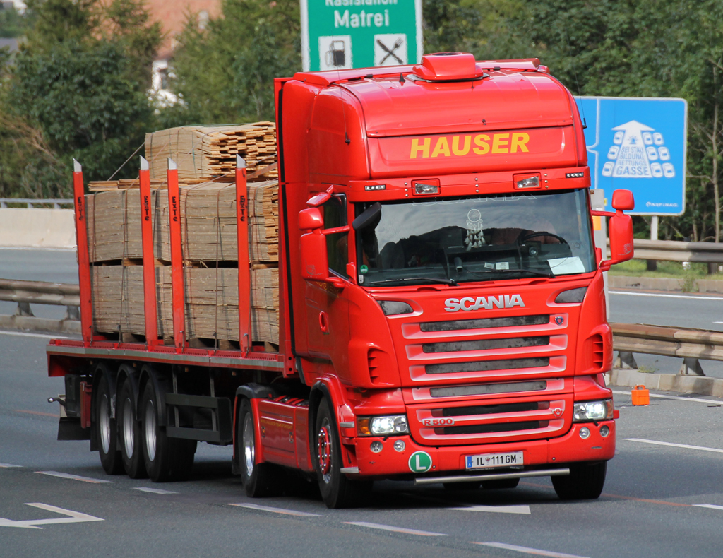 Scania R500 von  Hauser  aus sterreich ist mit einer Ladung Holzbretter auf der Brennerautobahn in Richtung Sden unterwegs, 28.08.2012