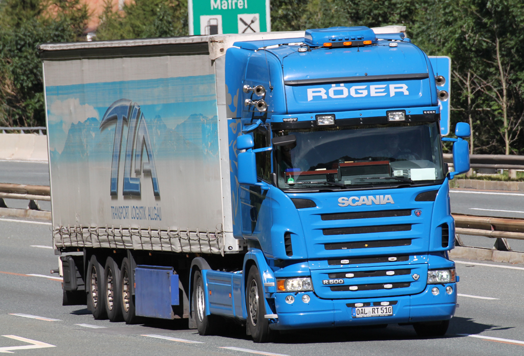 Scania R500 von  Rger  ist auf der Brennerautobahn Richtung Italien unterwegs, 28.08.2012