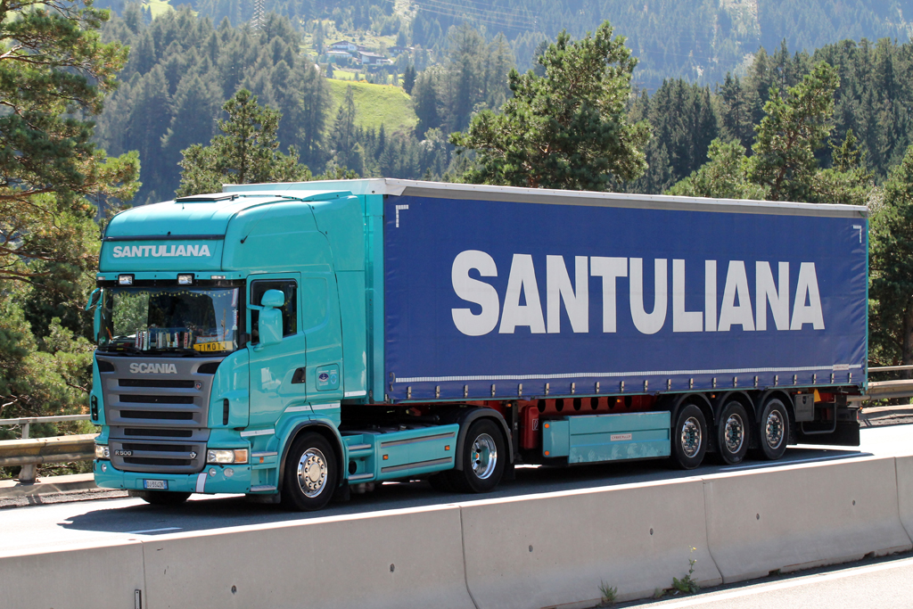 Scania R500 von  Santuliana  aus Italien ist auf der Brennerautobahn in Richtung Norden unterwegs und wird gleich die mit 190m Hhe ehemals hchste Brcke Europas - die Europabrcke - berqueren. Das Foto wurde am 28.08.2012 von einer direkt an der Autobahn gelegenen Aussichtsplattform aufgenommen. (PS: Danke an den/die Admin/s frs Einrichten der Kategorie  sterreich ) 